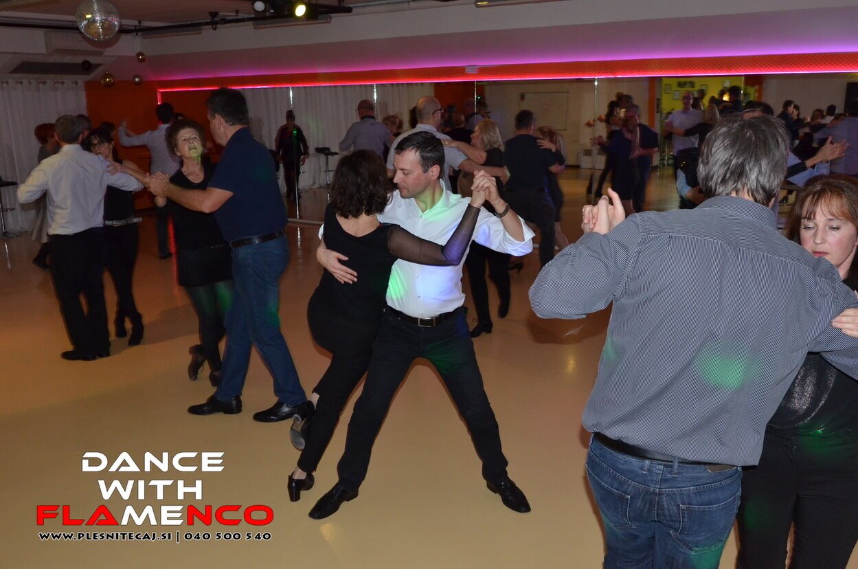 Plesišče z obiskovalci božične zabave Flamenca.